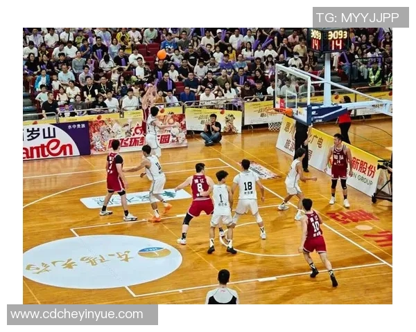 篮球明星的孩子们在球场上展现天赋与激情的精彩瞬间